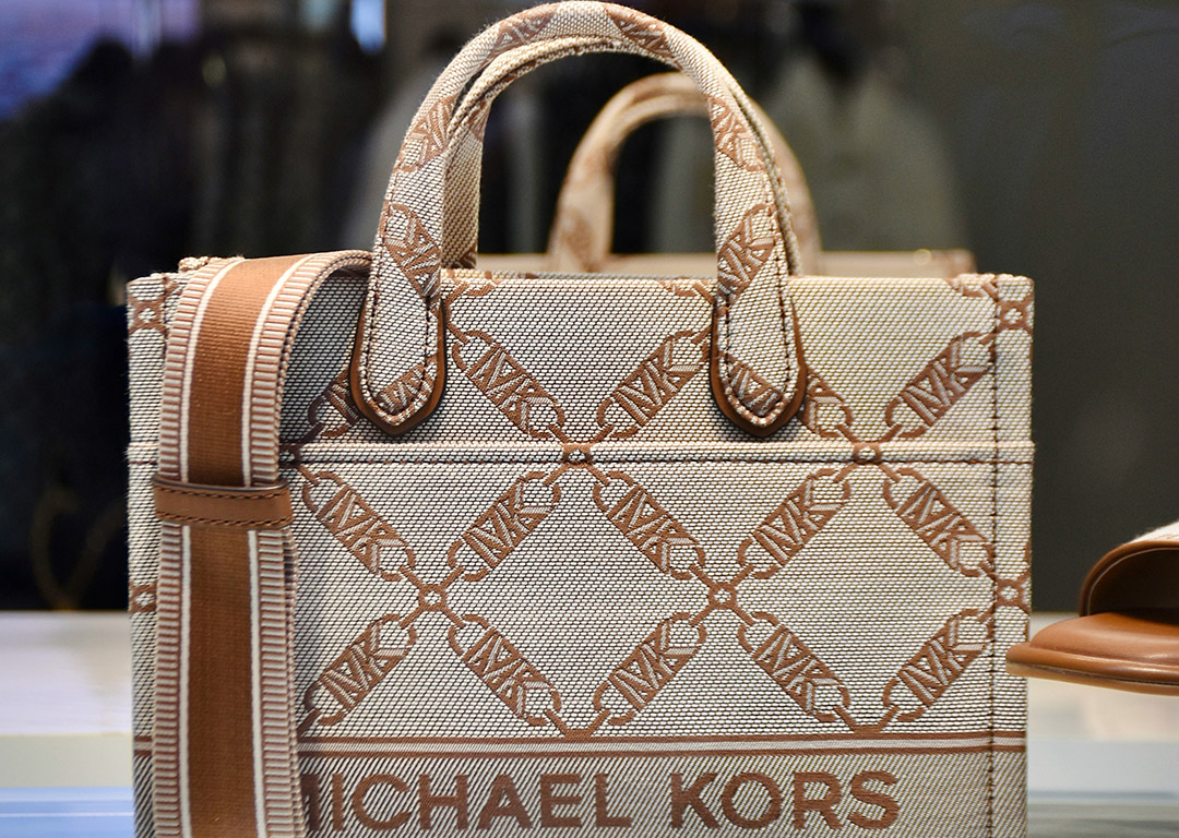 マイケルコースの魅力を徹底解説！年齢層別コーデや選び方も紹介