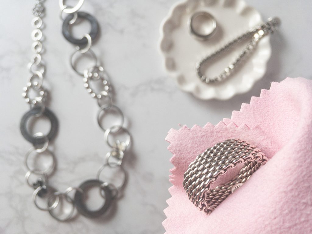 ネックレスのサビ取り方法まとめ！自宅でできるアクセサリーのお手入れも紹介