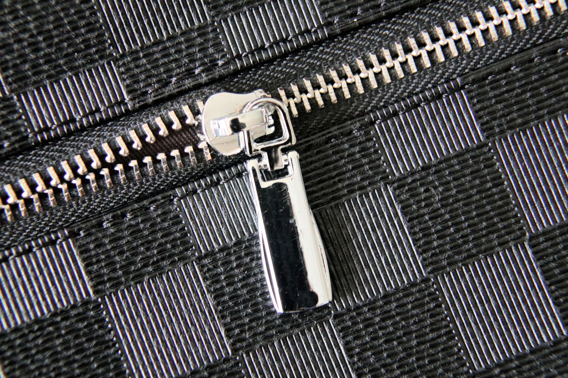 ファスナーが閉まらない！原因別・簡単修理＆プロ直伝のコツ