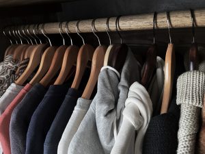 パーカーの正しい干し方！型崩れ・生乾き臭を解決！