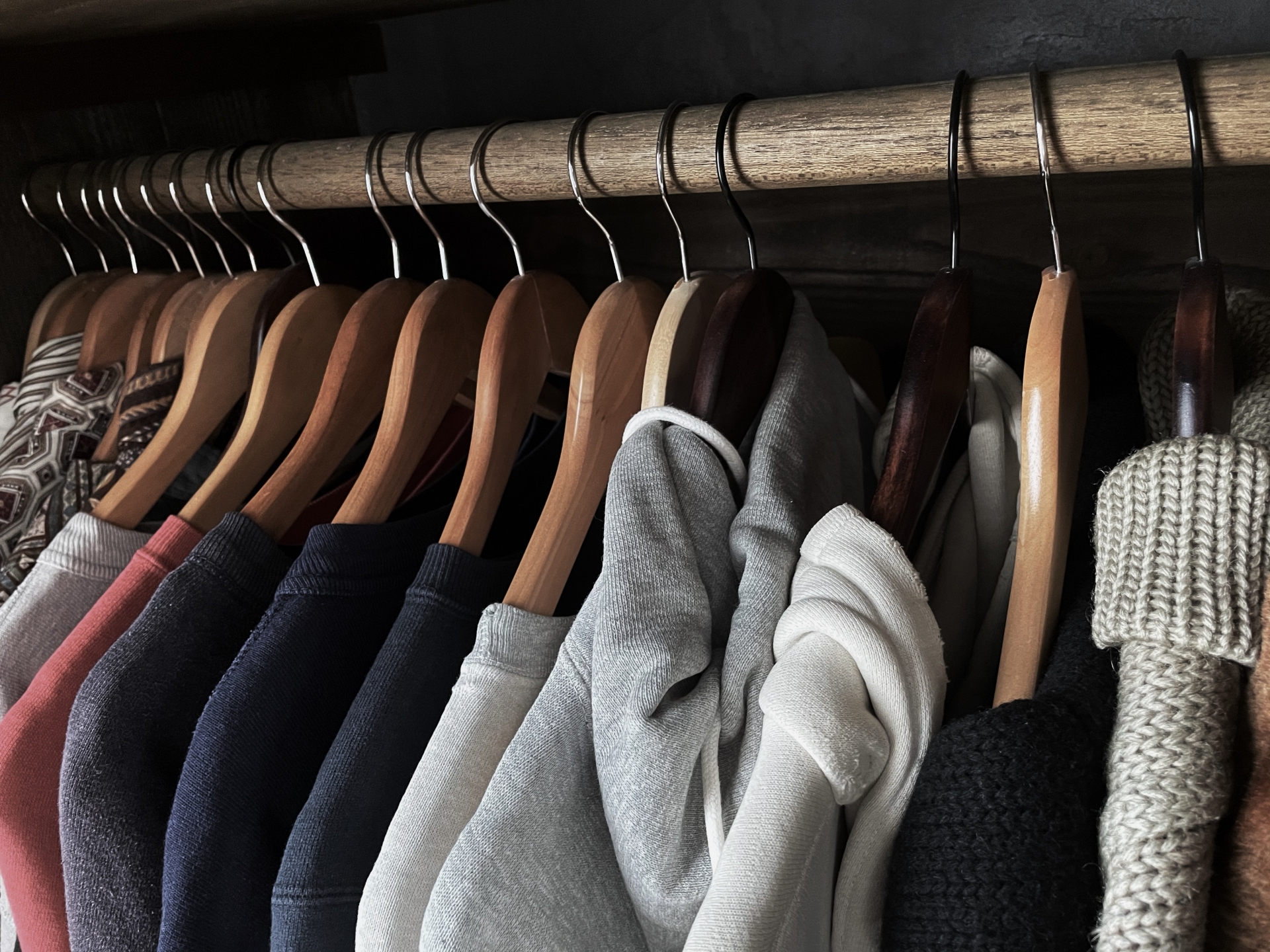 パーカーの正しい干し方！型崩れ・生乾き臭を解決！